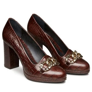 Zapatillas de piel  con herrajes metálicos para dama