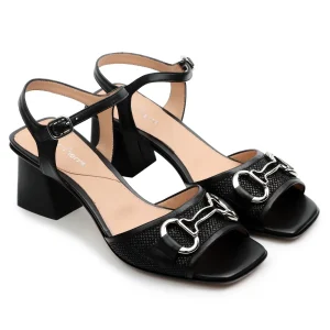 Sandalias de piel negras para mujer con herraje metálico y tacón cuadrado de altura media