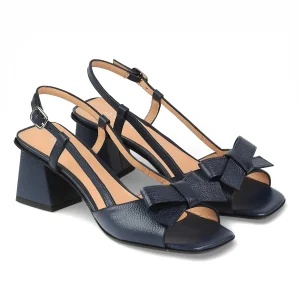 Sandalias de piel azul marino con moño en empeine  y tacón medio para mujer